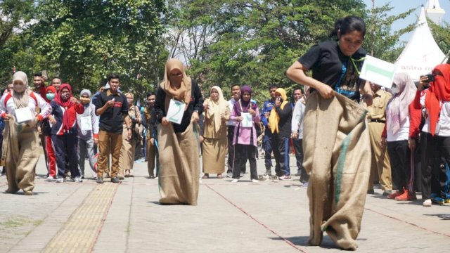 Antusias Pegawai Lingkup Pemkab Gowa mengikuti lomba lari karung, Senin (05/08/2019).