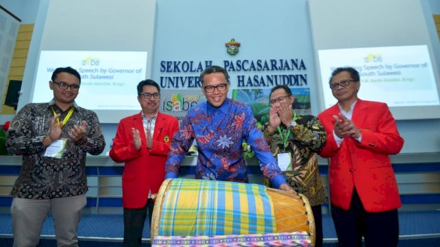Gubernur Sulsel Prof. Nurdin Abdullah membuka The 3rd International Symposium on Agricultural and Biosystems Engineering 2019, di Aula Prof. Fachruddin, Pascasarjana Unhas, Selasa (06/08/2019).