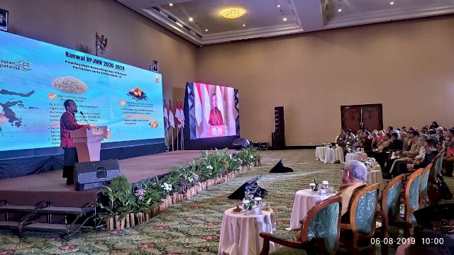 Wakil Gubernur Sulsel Andi Sudirman Sulaiman memaparkan program unggulan dan strategis saat menghadiri kegiatan Konsultasi Regional RPJMN 2020-2024 di Manado, Selasa (06/08/2019).