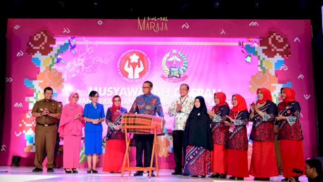 Gubernur Sulawesi Selatan Prof. Nurdin Abdullah membuka Musda dan pameran kreatif Dekranasda se-Sulsel, di Ballroom Sandeq Hotel Claro Makassar, Selasa (06/08/2019).
