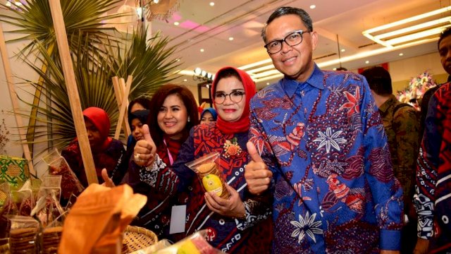 Gubernur Sulsel Prof. Nurdin Abdullah bersama Ketua Dekranasda Sulsel Liestiaty saat menghadiri pameran hasil kerajinan, di Hotel Claro Makassar, Selasa (06/08/2019).