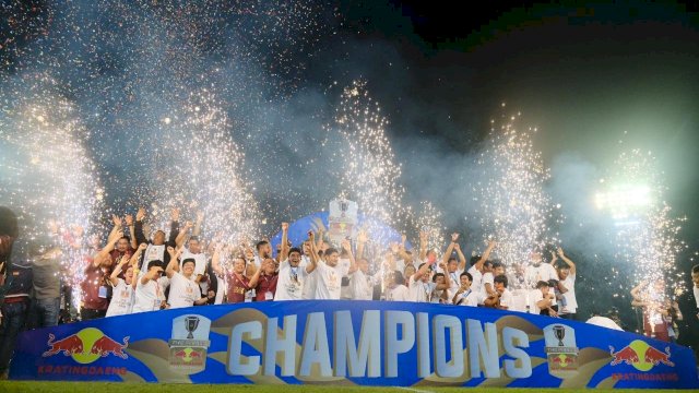 Kemeriahan PSM Makassar saat menjuarai Piala Indonesia 2018-2019, di Stadion Andi Mattalatta, Makassar, Selasa (06/08/2019).