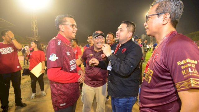 Wali Kota Makassar tahun 2004-2014 Ilham Arief Sirajuddin (IAS) berbincang dengan Gubernur Sulsel Prof. Nurdin Abdullah dan CEO PSM Makassar Munafri Arifuddin setelah laga PSM Makassar VS Persija Jakarta, di Stadion Andi Mattalatta Makassar, Selasa (06/08/2019).