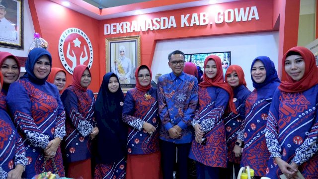 Gubernur Sulsel Prof. Nurdin Abdullah bersama Ketua Dekranasda Sulsel Liestiaty F Nurdin, mengunjungi stand Dekranasda Kabupaten Gowa, Selasa (06/08/2019).
