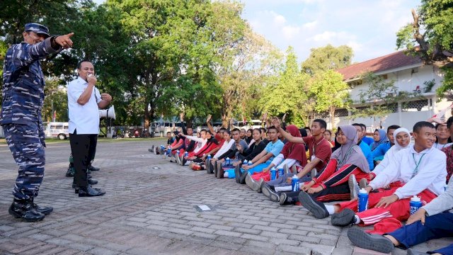 Wakil Gubernur Sulsel Andi Sudirman Sulaiman, memberikan motivasi kepada piluhan anggota Paskibraka, Rabu (07/08/2019).