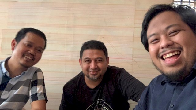 Dokter Fadli Ananda, Munafri Arifuddin (Appi) dan Amirul Yamin Ramadhansyah (Iyul), ngopi bareng di salah satu warkop, Jalan Onta Lama, Kamis (08/08/2019).