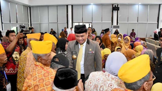 Bupati Gowa Adnan Purichta Ichsan, menyalami para pejuang 45 saat ramah tamah di Baruga Tinggimae Rujab Bupati Gowa, Kamis (08/08/2019).