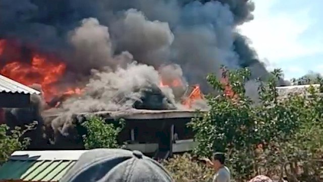 Tujuh rumah warga kebakaran di Desa Tassipi, Kecamatan Amali, Kabupaten Bone, Kamis (08/08/2019).