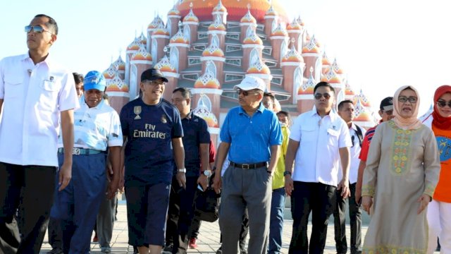 Wakil Presiden Jusuf Kalla berbincang dengan Wali Kota Makassar Periode 2004-2014 Ilham Arief Sirajuddin saat meninjau Masjid 99 di Kawasan CPI, Senin (12/08/2019).