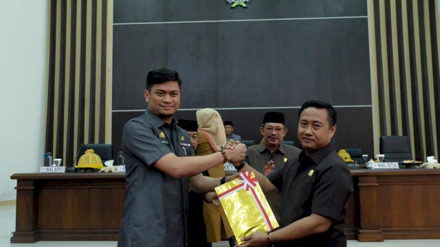 Bupati Gowa Adnan Purichta Ichsan, menyerahkan Nota Keuangan APBD-Perubahan Tahun 2019 kepada Wakil Ketua DPRD Kabupaten Gowa, Halim Halim, Senin (12/08/2019).