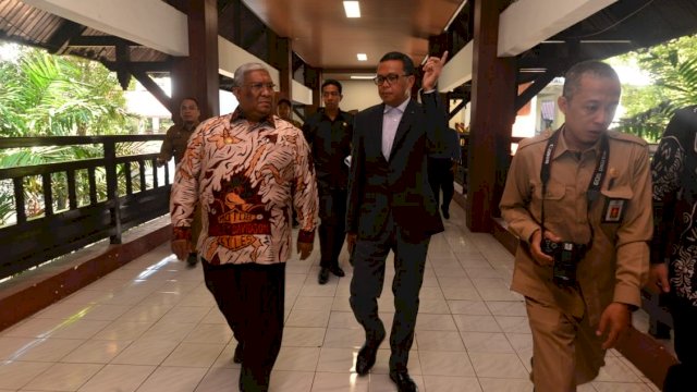 Gubernur Sulsel Prof. Nurdin Abdullah, dan Gubernur Sultra Ali Mazi, berjalan menuju Ruang Pola Kantor Gubernur Sulsel, Selasa (13/08/2019).