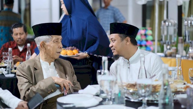 AG. KH. Dr. Sanusi Baco Lc, berbincang dengan Wakil Gubernur Sulsel Andi Sudirman Sulaiman saat Halal Bi Halal, Rabu (14/08/2019).