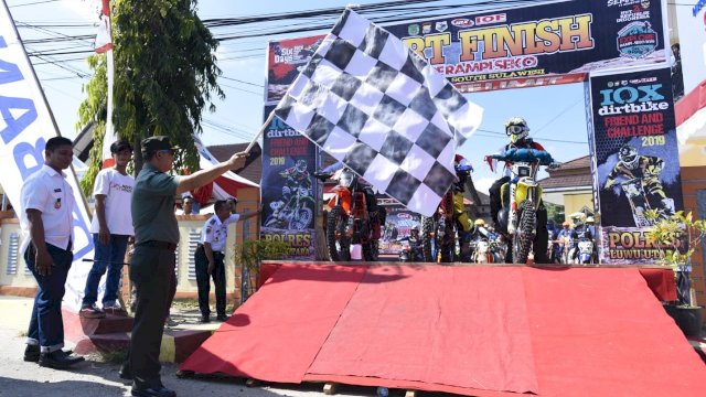 Pelepasan 65 Rider yang akan menyusuri jalur segitiga Rampi-Seko di Luwu Utara, di Halaman Polres Luwu Utara, Rabu (14/08/2019).