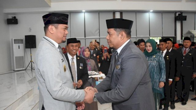 Bupati Gowa Adnan Purichta Ichsan, menyematkan Anugrah Satya Lencana Karya Satya kepada ASN, di Baruga Tinggimae, Rumah Jabatan Bupati Gowa, Kamis (15/08/2019).