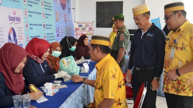 Bupati Soppeng Andi Kaswadi Razak, memeriksakan kesehatan saat Pameran Kesehatan di Loby Kantor Gabungan Dinas Soppeng, Kamis (15/08/2019).