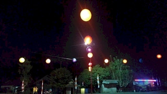 Lampu Hiasan di Jalan Raya, Desa Waara, Kecamatan Lohia, Kabupaten Muna yang dibuat oleh Karang Taruna Apolonia.