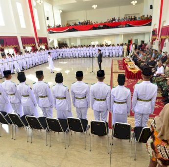 Nurdin Abdullah Kukuhkan 73 Anggota Paskibraka Sulsel