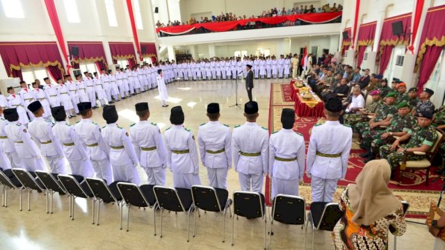 Pengukuhan Anggota Paskibraka Provinsi Sulawesi Selatan, di Baruga Karaeng Pattingalloang, di Rujab Gubernur Sulsel, Jumat (16/08/2019).