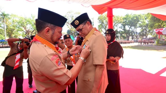 Gubernur Sulsel Prof. Nurdin Abdullah, mendapat piagam tanda penghargaan Pramuka Lencana Pancawarsa.