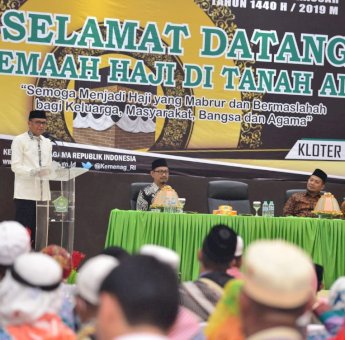 Gubernur Sulsel Sambut Jamaah Haji Kloter 1 Makassar