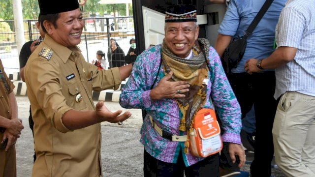 Bupati Soppeng Andi Kaswadi Razak, menjemput langsung Jamaah Haji asal Soppeng di Asrama Haji Sudiang Makassar, Senin (19/08/2019).