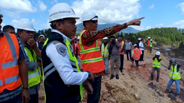 Gubernur Sulsel Prof. Nurdin Abdullah, bersama Perwakilan Kementerian Perhubungan RI, meninjau progres pembangunan Bandara Internasional Buntu Kuni, Toraja, Rabu (21/08/2019).