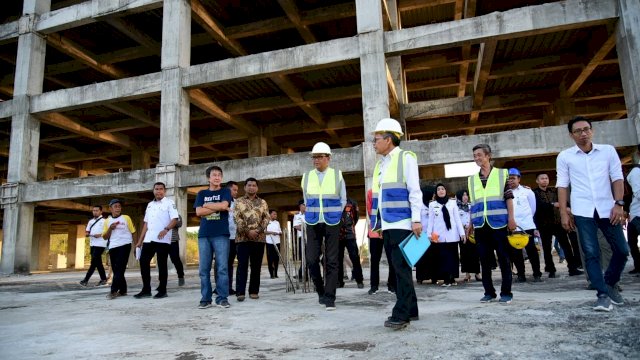 Gubernur Sulsel Prof. Nurdin Abdullah, dan Wali Kota Parepare Taufan Pawe, meninjau pembangunan Rumah Sakit Regional Habibie-Ainun, Parepare, Kamis (22/08/2019).