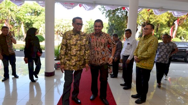 Gubernur Sulsel Prof. Nurdin Abdullah, berbersama Menteri Besar Negeri Johor Malaysi Dr. Sahruddin Bin Haji Jamal, di Rujab Gubernur Sulsel, Jumat (23/08/2019).