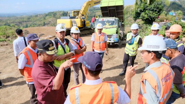 Wakil Gubernur Sulsel Andi Sudirman Sulaiman, meninjau pembangunan jalan Parigi-Bungoro, yang menghubungkan Kabupaten Bone dan Pangkep, Minggu (25/08/2019).