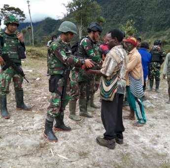 Ritual Bakar Batu Ciptakan Suasana Akrab Prajurit Yonzipur 8/SMG dengan Warga Nduga-Papua