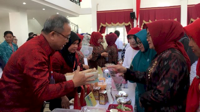 Ketua PKK Sulsel Liestiaty F Nurdin, meninjau stan makanan Kecamatan Lilirilau, Kabupaten Soppeng, pada Festival Pangan Lokal, di Baruga Karaeng Pattingallong, Rumah jabatan Gubernur Sulsel, Rabu (28/08/2019).