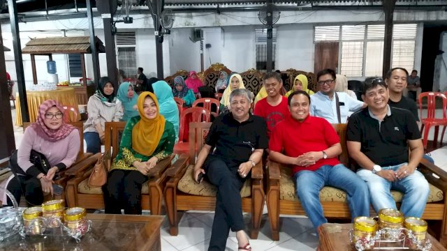 Bupati Pinrang Andi Irwan Hamid, bersama Tim Bedah Mulut dan Maksilofasial Fakultas Kedokteran Gigi (FKG) Unhas.