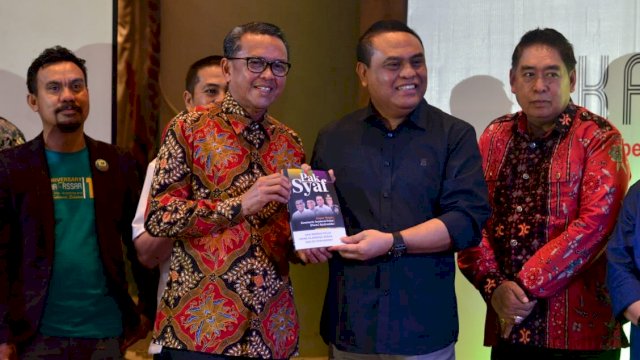 MenPAN RB Syafruddin, menyerahkan buku kepada Gubernur Sulsel Prof. Nurdin Abdullah, Kamis (29/08/2019) malam.