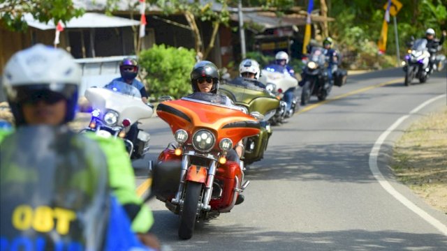 Ilham Arief Sirajuddin (IAS) bersama 50 Anggota HDCI mengendarai Moge dari Makassar menuju ke Tana Toraja, Jumat (30/08/2019).