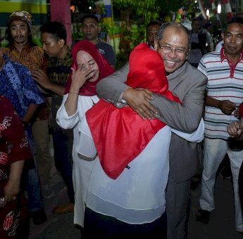 Hadiri Pesta Rakyat, IAS Disambut Tangis Haru Warga