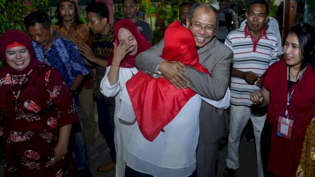 Ilham Arief Sirajuddin (IAS) memeluk warga yang menangis haru saat menghadiri Pesta Rakyat peringatan HUT 74 Kemerdekaan RI, di Jalan Baji Bicara, Minggu (25/08/2019).