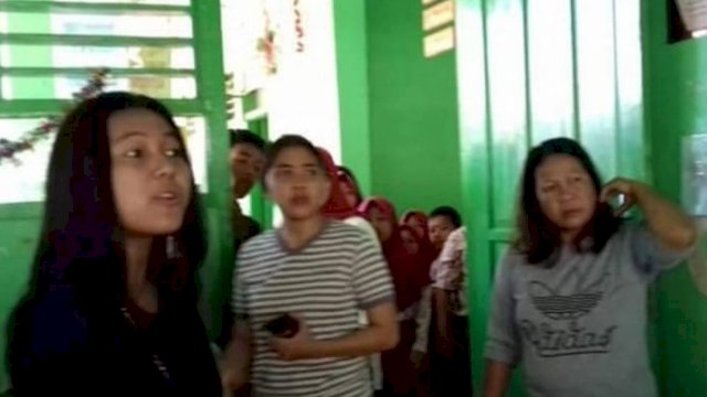Keluarga murid yang mengeroyok Guru di dalam Ruang Kelas SD Pa'bangiang, Somba Opu, Kabupaten Gowa, Kamis (05/09/2019).
