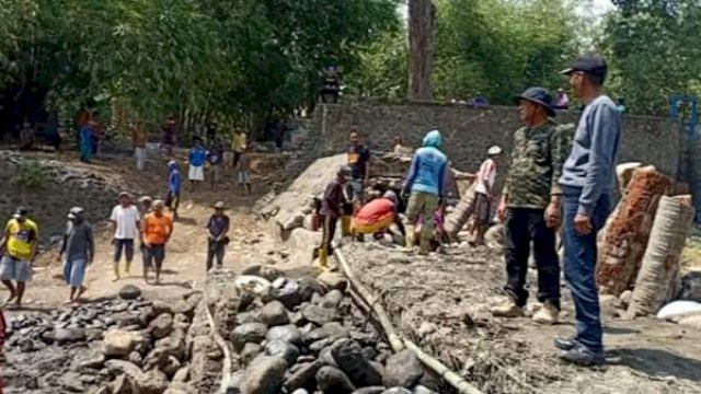 Bupati Soppeng Andi Kaswadi Razak, meninjau Bendungan Todda Saloe yang dibangun dari gotong royong masyarakat, Minggu (22/09/2019).