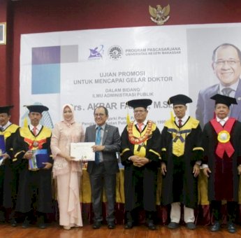 Empat Jam Disidang Oleh Tujuh Professor, Akbar Faizal Raih Summa Cum Laude