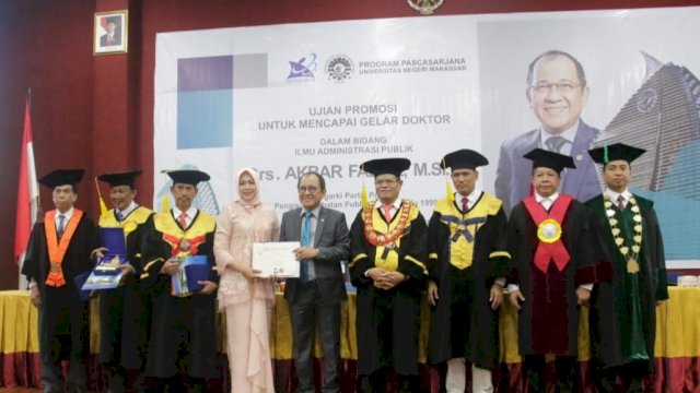 Empat Jam Disidang Oleh Tujuh Professor, Akbar Faizal Raih Summa Cum Laude