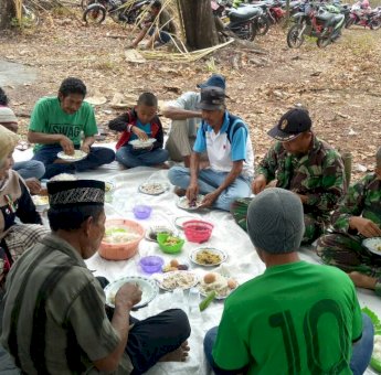 Kebersamaan Anggota TNI dan Warga Soppeng
