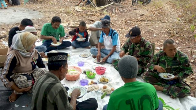 Kebersamaan Anggota TNI dan Warga Soppeng
