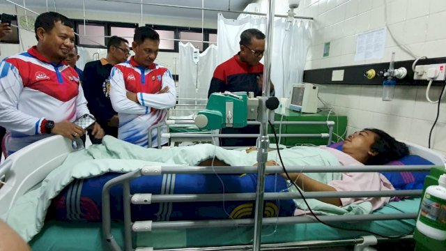 Gubernur Sulsel Prof. Nurdin Abdullah, Kapolda Sulsel Irjen Pol Mas Guntur Laupe, dan Pj Wali Kota Makassar Iqbal Suhaeb, menjenguk Dicky Wahyudi, Mahasiswa yang tertabrak mobil Taktis Polisi jenis Barracuda saat unjukrasa, Jumat (27/09/2019) malam.