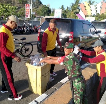 HUT TNI Ke-74, Tentara/Polisi dan Masyarakat&nbsp; Bersihkan Pantai Tonrangeng Parepare