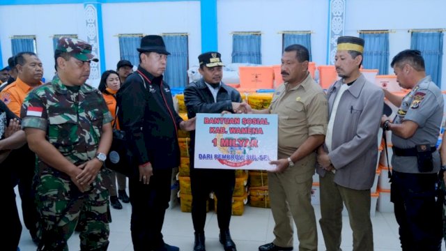 Penyerahan bantuan Rp 1 Miliar dari Pemprov Sulsel yang diserahkan langsung oleh Wakil Gubernur Sulsel Andi Sudirman Sulaiman, didampingi Sekprov Sulsel Abdul Hayat Gani, di Jayapura, Senin (30/09/2019).