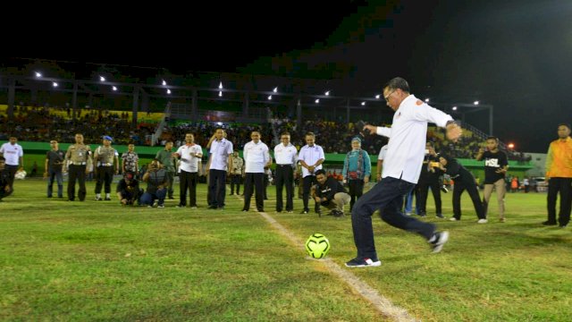 Gubernur Sulsel Prof. Nurdin Abdullah, menendang bola pertama saat pembukaan Turnamen Sepakbola Walikota Parepare Cup 2019, di Gelora BJ Habibie, Kota Parepare, Jumat (27/09/2019).