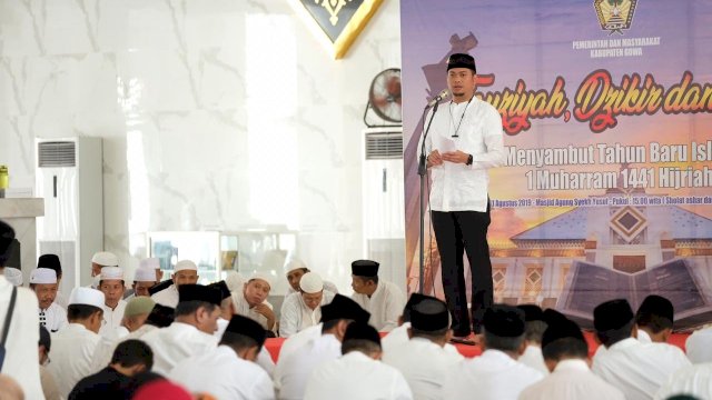 Bupati Gowa Adnan Purichta Ichsan, memberikan arahan pada Tauziyah, Dzikir, dan Doa Pemkab Gowa menyambut Tahun baru 1441 Hijriyah yang berlangsung di Masjid Agung Syekh Yusuf, Sabtu (31/09/2019).