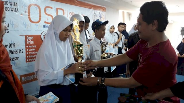 Nafia Inayah, Siswi SMPN 4 Sungguminasa Gowa menerima penghargaan juasa 1 Olimpiade MIPA, Minggu (01/09/2019).