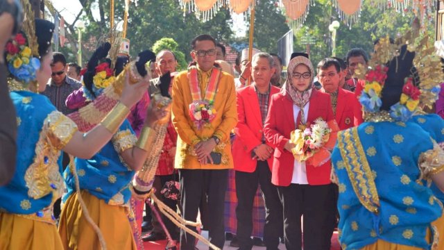 Gubernur Sulsel Prof. Nurdin Abdullah, dan Rektor Unhas Prof. Dwia Aries Tina Pulubuhu, disambut tarian khas Bone saat tiba di Rumah Jabatan Bupati Bone, Selasa (03/09/2019).