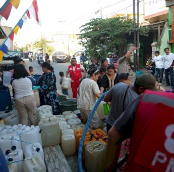 PMI Makassar Distribusikan Air Bersih di Kelurahan Cambayya Ujung Tanah